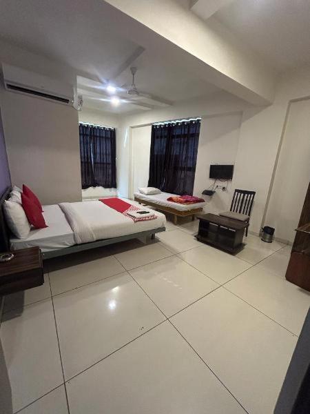 Hotel Nest Inn Sanand Bagian luar foto